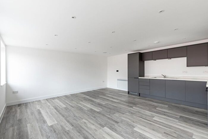 1 Bedroom Flat To Rent In Queens Square, Crawley, RH10