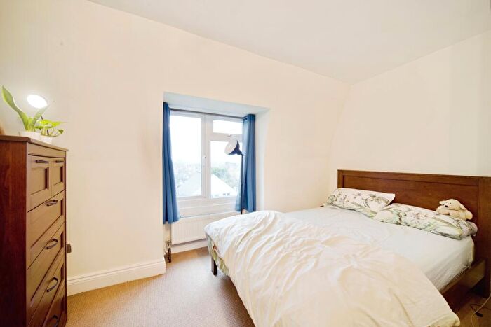 1 Bedroom Flat For Sale In Friern Barnet Road, London, London, N11