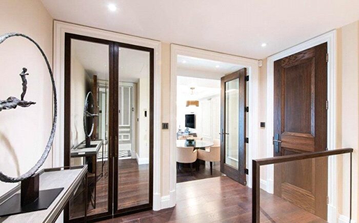 3 Bedroom Flat To Rent In Prince Of Wales Terrace, Kensington, London, W8