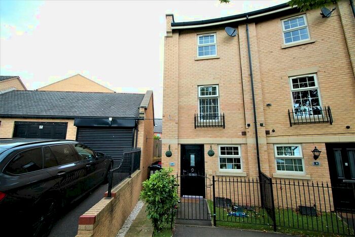 4 Bedroom Town House To Rent In Orchard Mews, Bolton-upon-dearne, S63