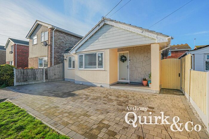 3 Bedroom Detached Bungalow For Sale In Zelham Drive, Canvey Island, SS8