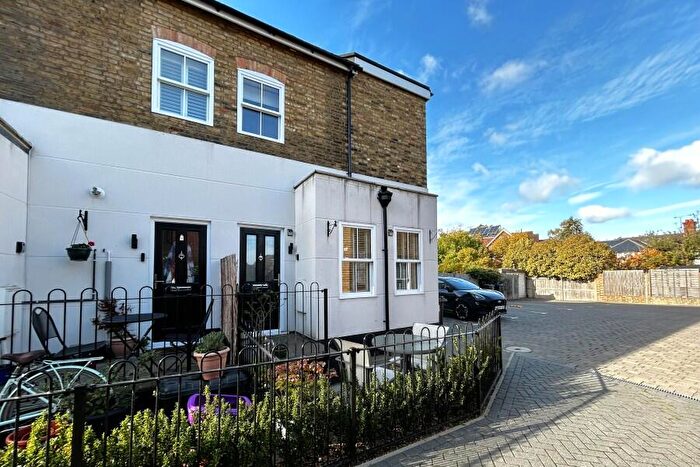 1 Bedroom Mews To Rent In West Byfleet, Surrey, KT14