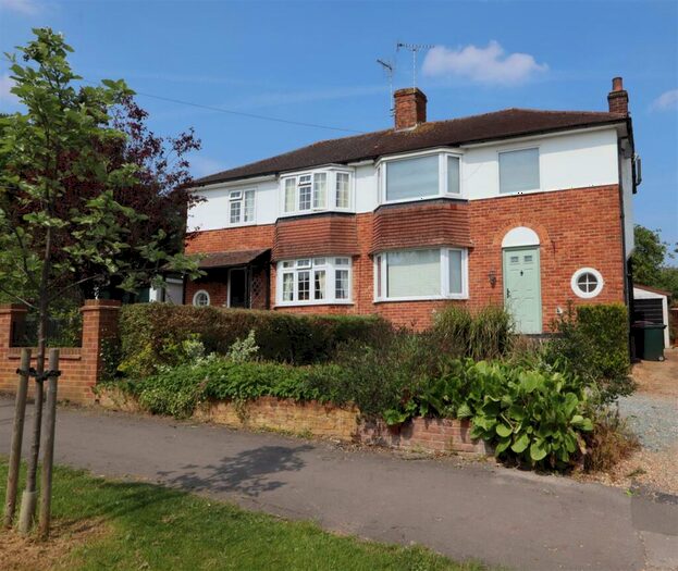 3 Bedroom Semi-Detached House To Rent In Chiltern Road, RG4