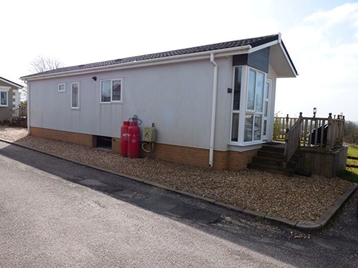 2 Bedroom Park Home For Sale In Glenleigh Park, Sticker, PL26