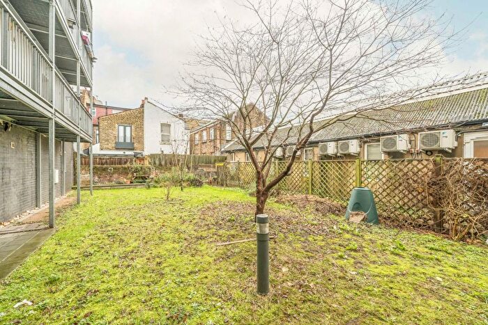 2 Bedroom Flat For Sale In Lower Clapton Road, London, E5