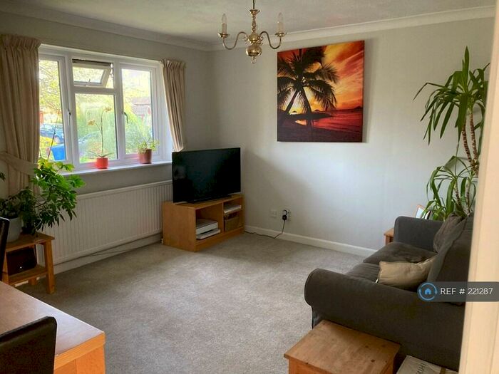 2 Bedroom Flat To Rent In Stanton Close, Cranleigh, GU6