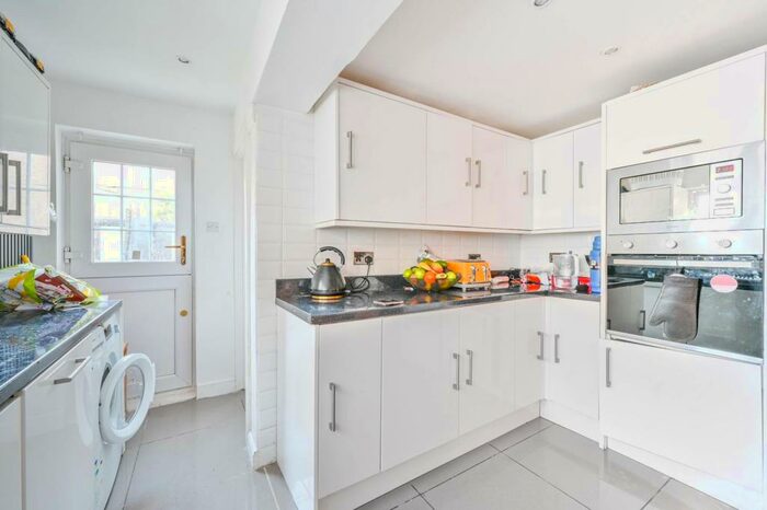 4 Bedroom Semi-Detached House To Rent In Roman Road, Beckton, London, E6