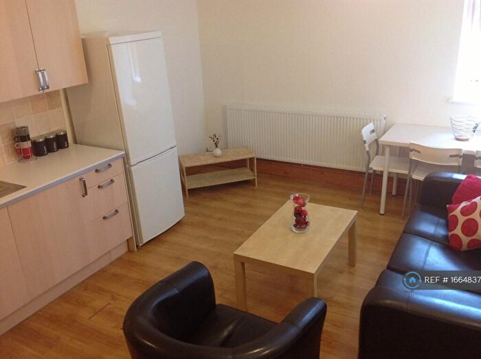3 Bedroom Flat To Rent In Hyde Terrace, Leeds, LS2