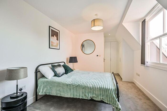 1 Bedroom Flat For Sale In Whetstone Square, Finchley, London, N20