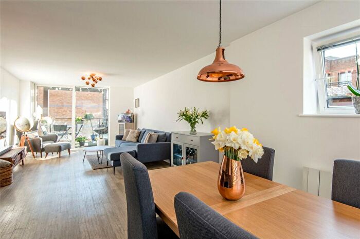 3 Bedroom Apartment To Rent In Branch Road, E14