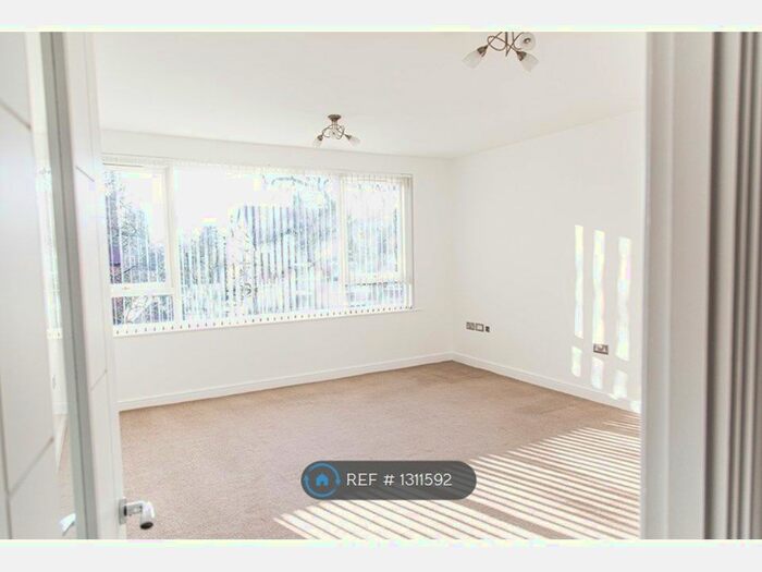 2 Bedroom Flat To Rent In Clifton Court, Stockport SK4