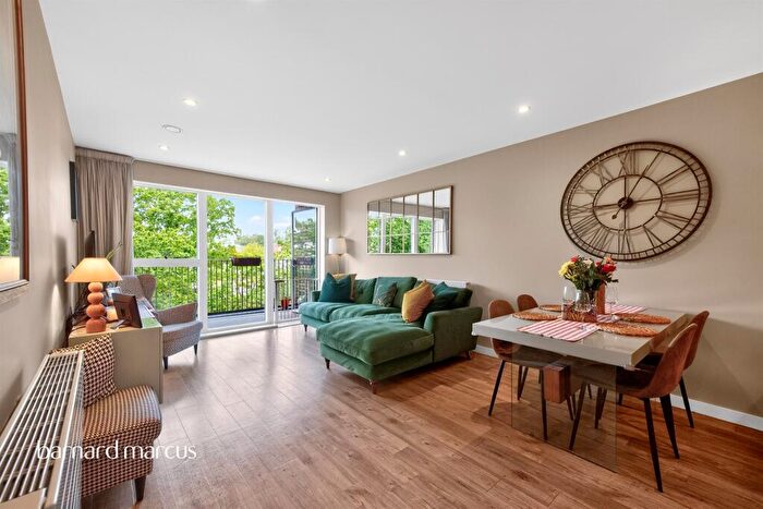 3 Bedroom Apartment For Sale In Purbeck Gardens, London, SE26