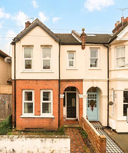 1 Bedroom Flat To Rent In Albemarle Gardens, New Malden, KT3