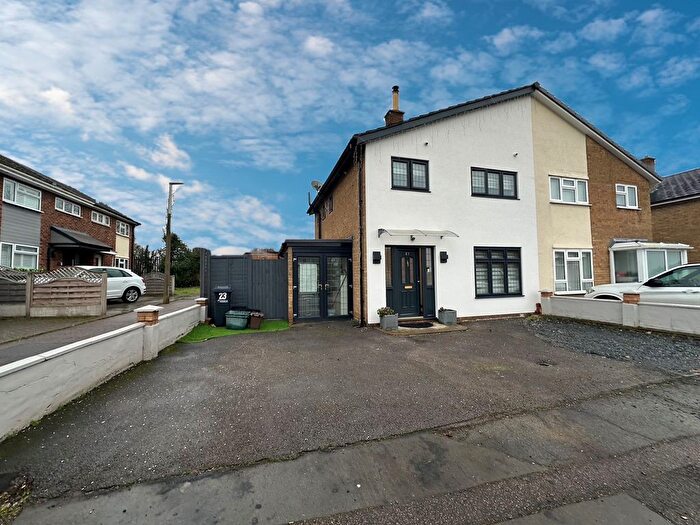 3 Bedroom Semi-Detached House To Rent In Saffron Close, Hoddesdon, EN11