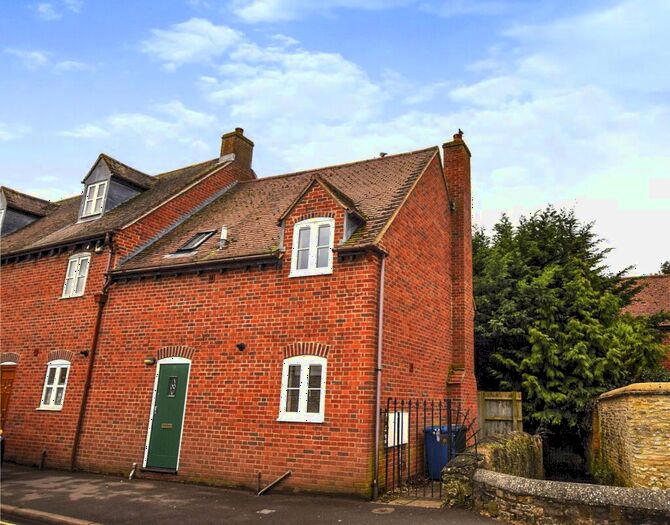 3 Bedroom End Of Terrace House To Rent In Chapel Street, Bicester, Oxfordshire, OX26