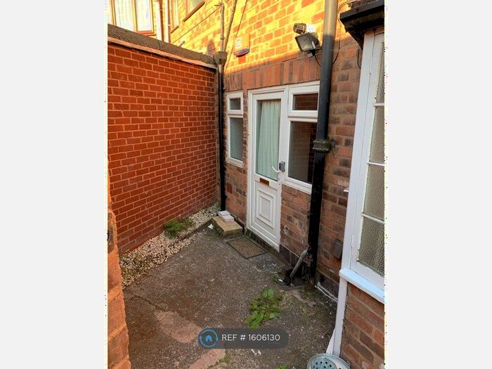 2 Bedroom Flat To Rent In Booths Farm Road, Birmingham, B42