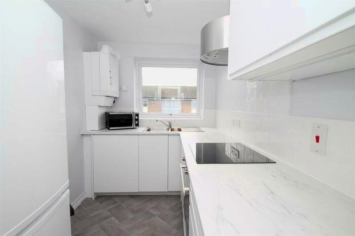 2 Bedroom Flat To Rent In Mintern Close, Hedge Lane, Palmers Green, London, N13