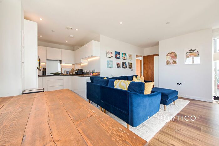 2 Bedroom Flat To Rent In Dunedin Road, Leyton, E10