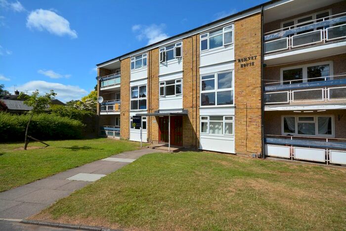 2 Bedroom Flat To Rent In Romney House, Blewburton Walk, RG12