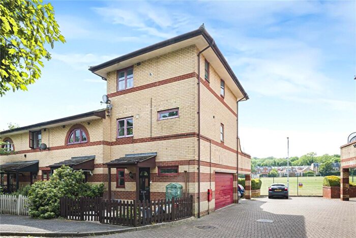 2 Bedroom End Of Terrace House For Sale In Pincott Place, London, SE4