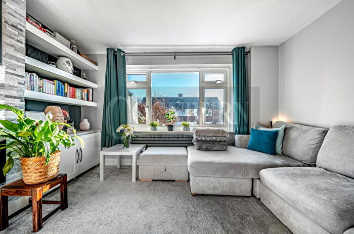 2 Bedroom Maisonette To Rent In Model Farm Close, Mottingham, SE9