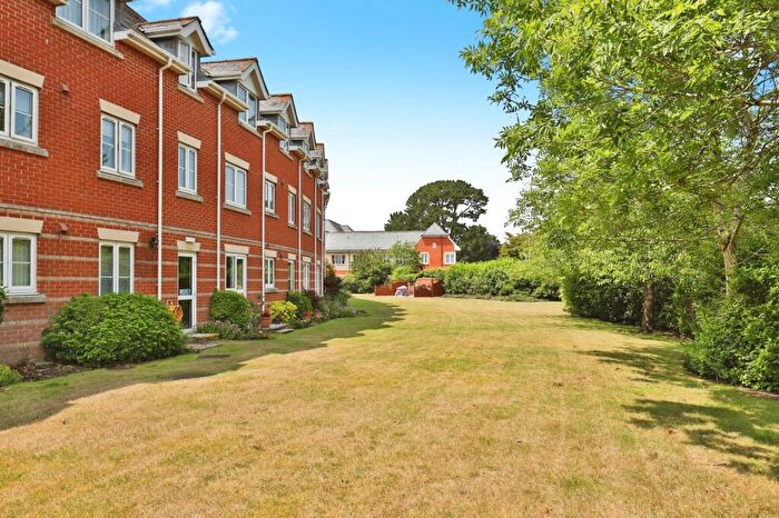 1 Bedroom Flat For Sale In Regency Crescent, Christchurch, Dorset, BH23