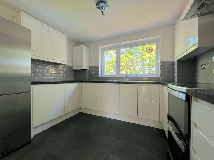 2 Bedroom Flat To Rent In The Ridgeway, London, EN2
