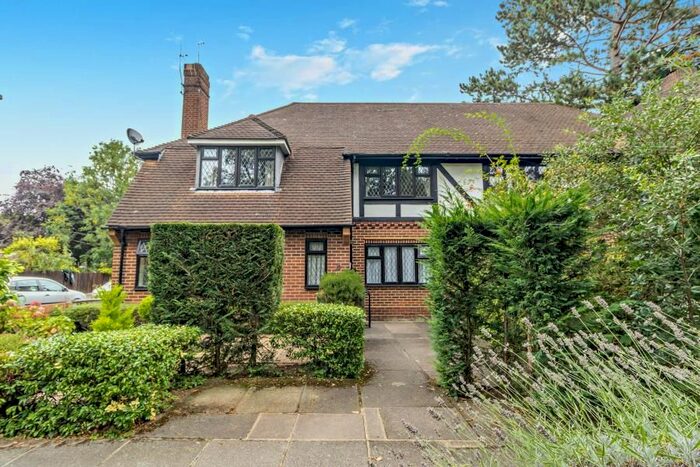 2 Bedroom Flat To Rent In Chigwell Hurst Court, Pinner, HA5