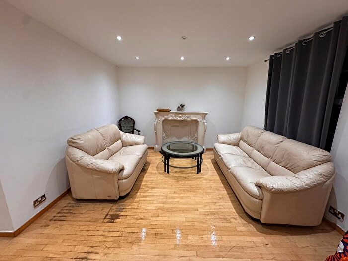 3 Bedroom Semi Detached House To Rent In Dagenham, RM8