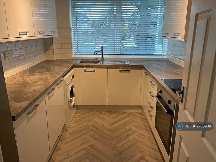 2 Bedroom Flat To Rent In Lane End Croft, Leeds, LS17