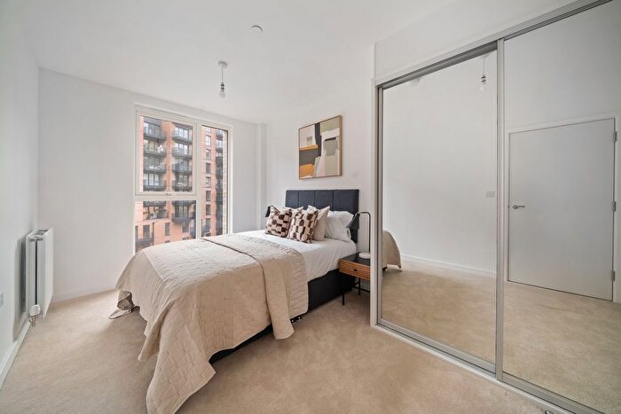 2 Bedroom Flat To Rent In Farine Avenue, Hayes, UB3