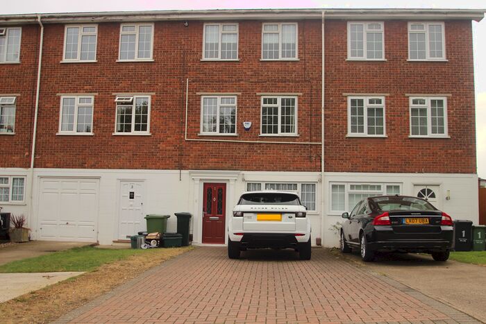 4 Bedroom Town House To Rent In Station Approach, Chelsfield, BR6