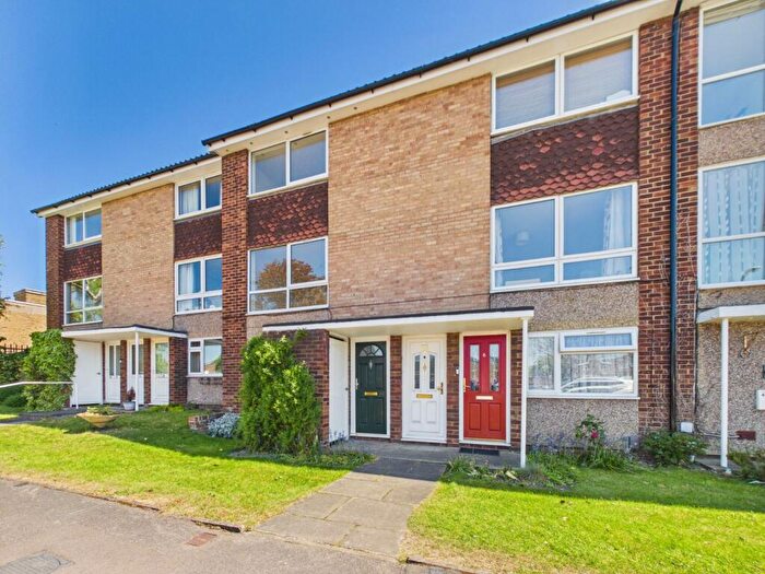 2 Bedroom Maisonette For Sale In Shelley Close, Langley, Berkshire, SL3
