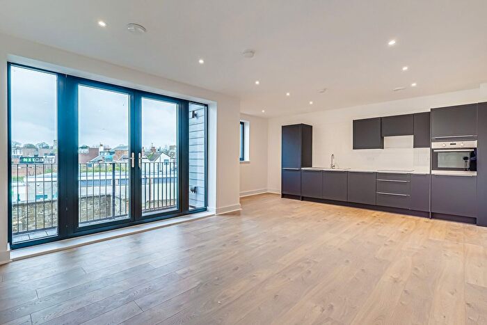 2 Bedroom Flat For Sale In High Street, Rayleigh, SS6
