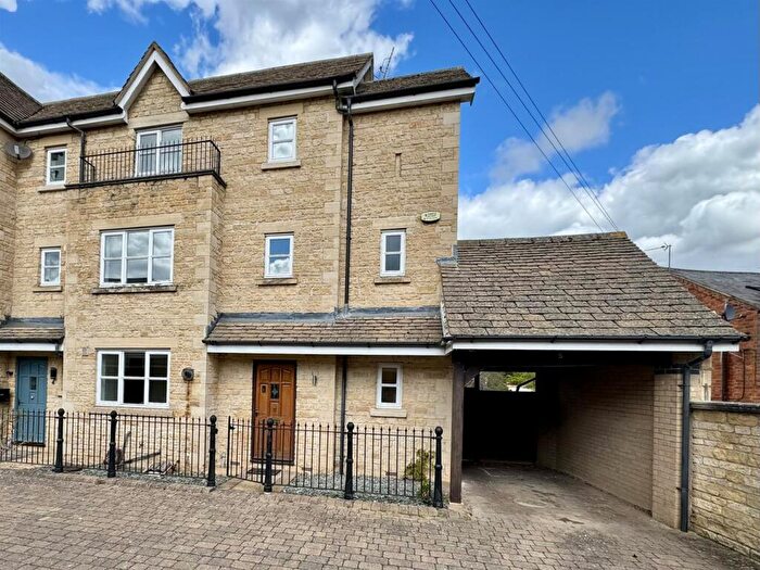 4 Bedroom Town House To Rent In Saxon Court, Stamford, PE9
