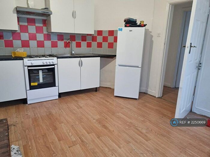 2 Bedroom Flat To Rent In Next To Abbey Parade, London, NW10