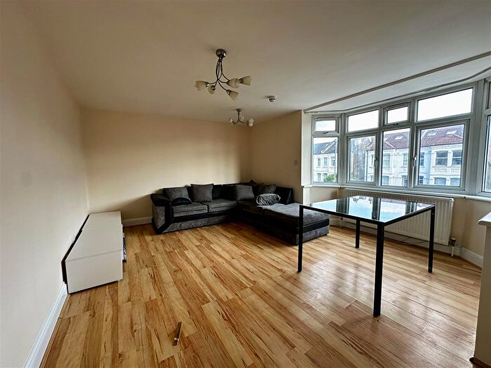 2 Bedroom Flat To Rent In Queens Road, London, SW19