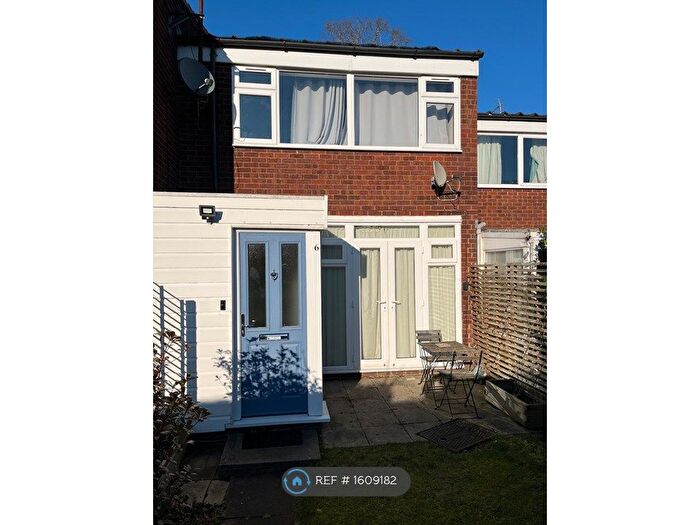 1 Bedroom Maisonette To Rent In Elgin House, Hitchin, SG4