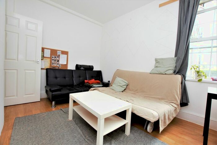 3 Bedroom Flat To Rent In Swan Mead, London, SE1