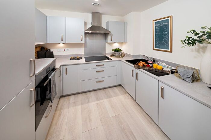 1 Bedroom Flat To Rent In Queens Road, Weybridge, KT13