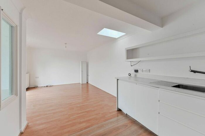 1 Bedroom Flat To Rent In Cherry Close, Walthamstow Village, Walthamstow, London, E17