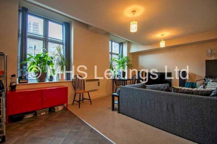 2 Bedroom Ground Flat To Rent In Winker Green Lodge, Leeds, LS12