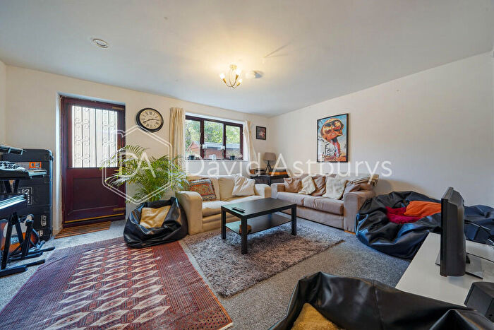 3 Bedroom Semi-Detached House To Rent In Lancaster Road, Finsbury Park, London, N4