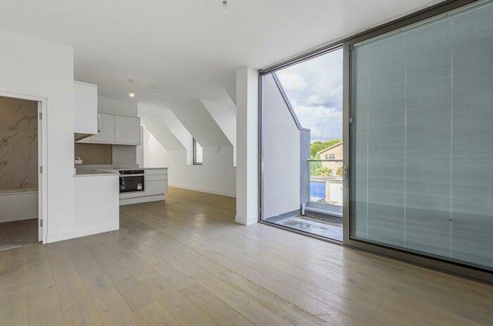 2 Bedroom Flat To Rent In Winders Close Beckenham, BR3