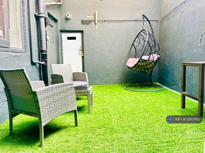 3 Bedroom Flat To Rent In Oriental Place Basement, Brighton, BN1