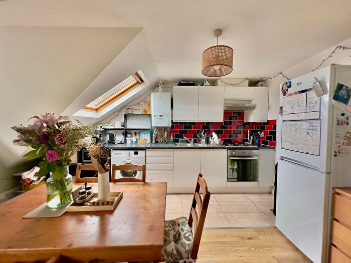 2 Bedroom Flat To Rent In Lucien Road, SW17