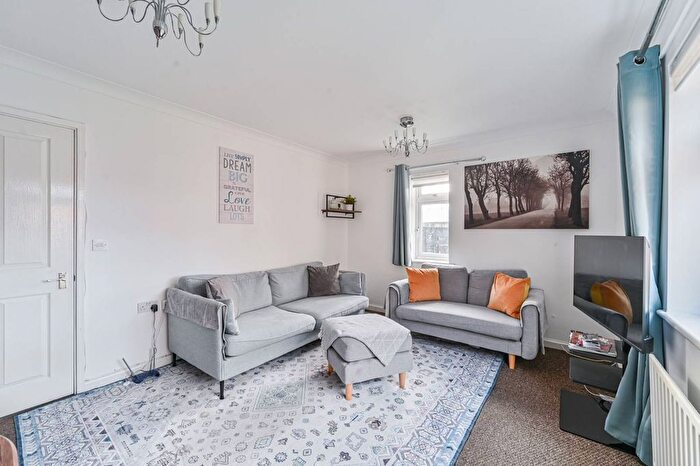 2 Bedroom Flat To Rent In Osprey Close, Bromley, BR2