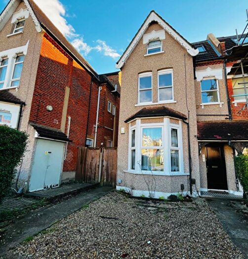 2 Bedroom Flat To Rent In Baldry Gardens, London, SW16