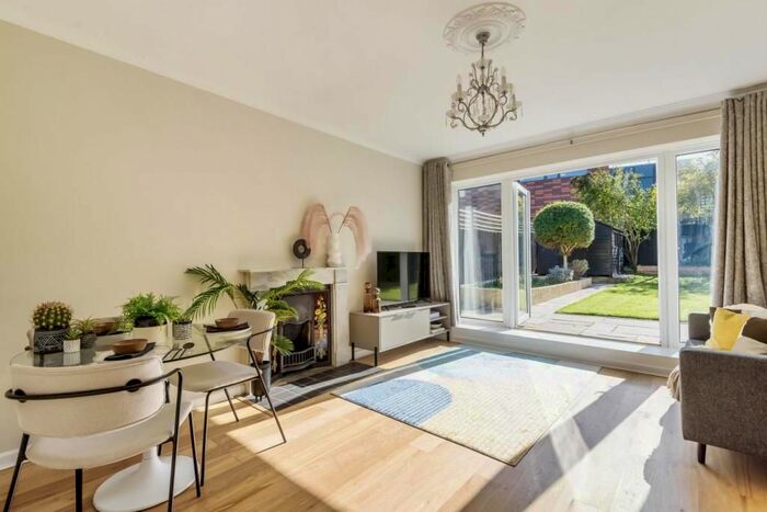 3 Bedroom Flat To Rent In Tritton Road, West Dulwich, London, SE21