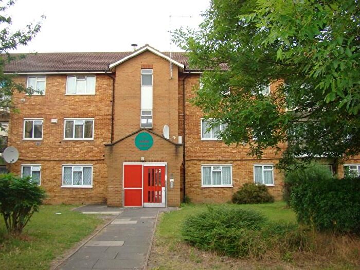 2 Bedroom Flat To Rent In Croyde Avenue, Hayes, Middlesex, UB3